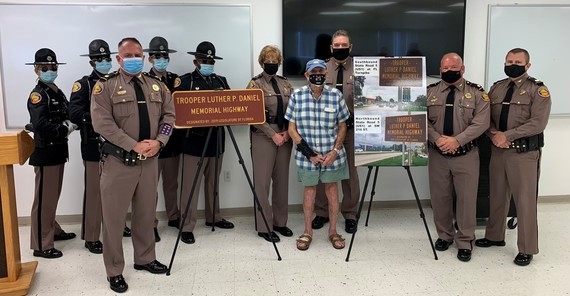 El Primer Patrullero de FHP que Murió en Cumplimiento de su Deber Recibe una Designación de Carretera