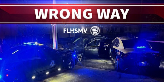 FHP detiene a un conductor en sentido contrario, luego lo acusan de DUI y posesión de billetes falsos